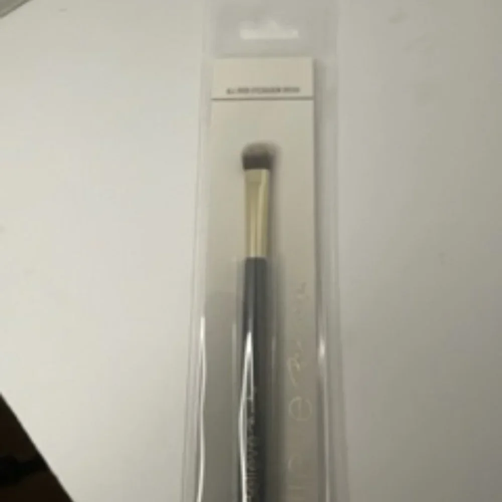 Be Passionate About Eyeshadow Palette with 4 Eye Brushes and Brush Cleaner